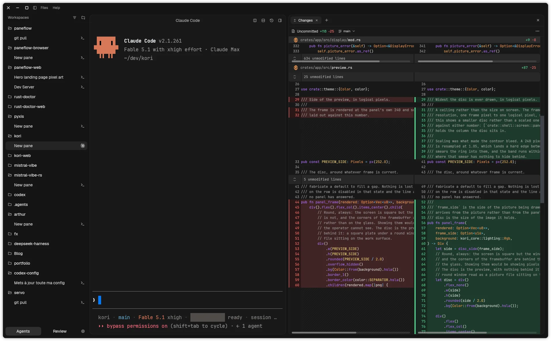 Changes タブを開いた Paneflow のドック: main と比較した 2 つの Rust ファイルの split diff と、ハイライトされた変更行。隣に Claude Code ペイン