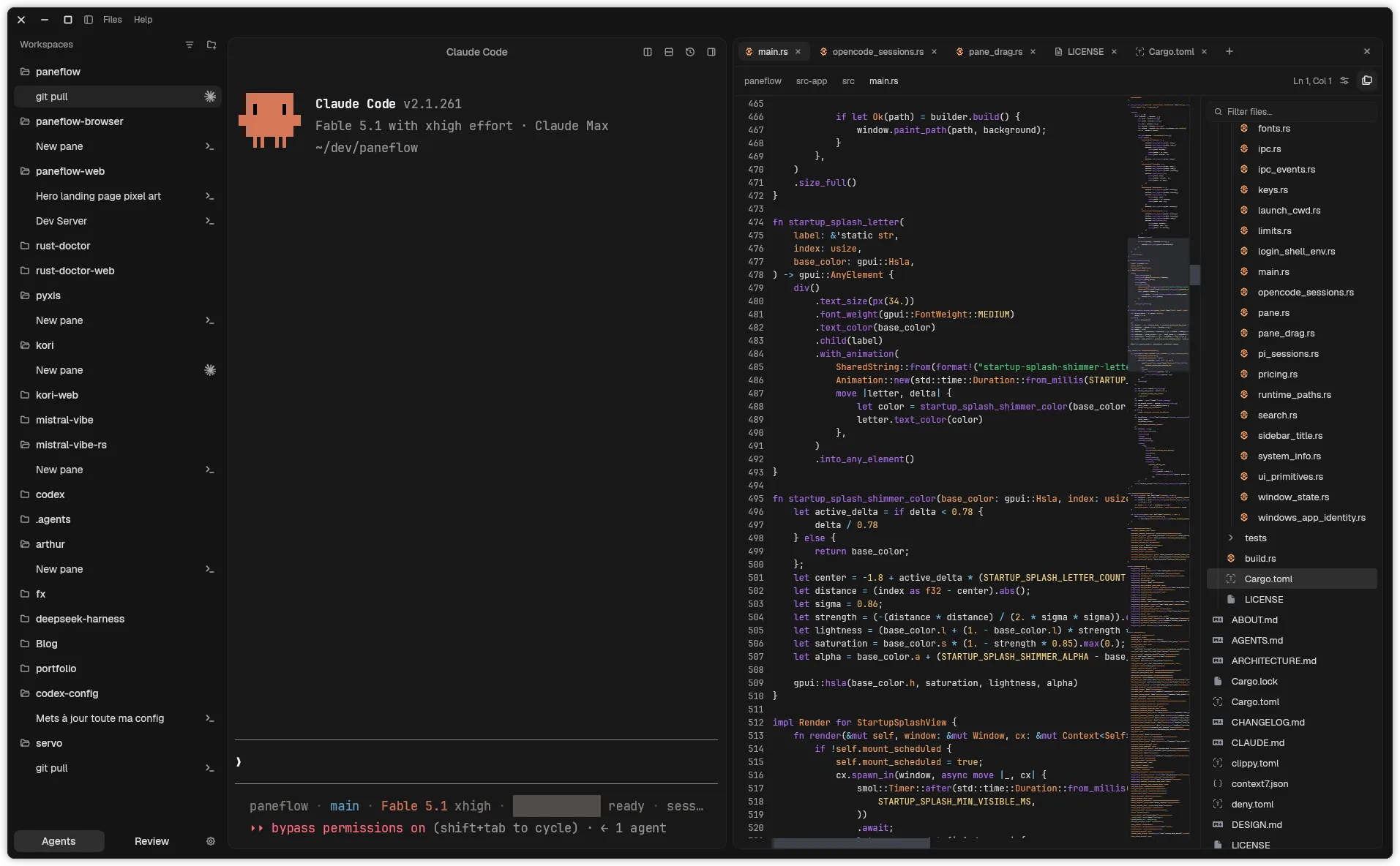 Files を開いた Paneflow のドック: ミニマップと複数のファイルタブを持つエディタ内の main.rs、右側にフィルタ欄付きのファイルツリー、隣に Claude Code ペイン