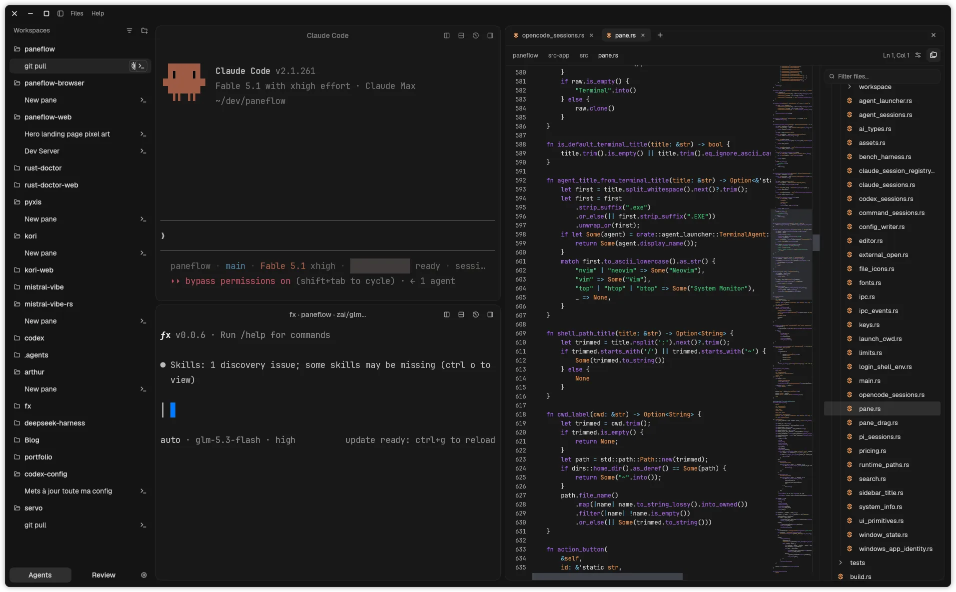Paneflow のウィンドウ: 左にセッションごとのタブを持つ Workspaces レール、ターミナルペインの Claude Code と fx、ミニマップとファイルツリー付きの Rust ファイルを開いたドック